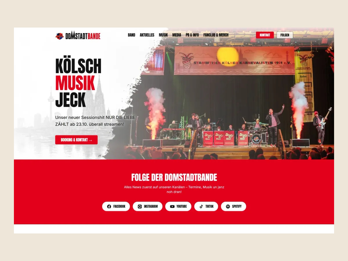 Startseite der Website DOMSTADTBANDE mit Köln-Hero und Bühnenfoto.